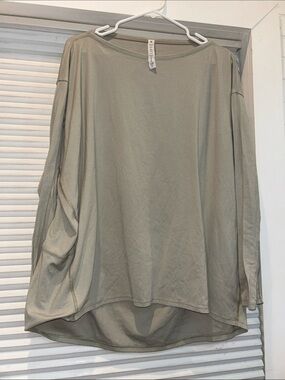 Lululemon Relaxed Fit Long-Sleeve Top | Size 12 | Pale Sage | Curved Hem
